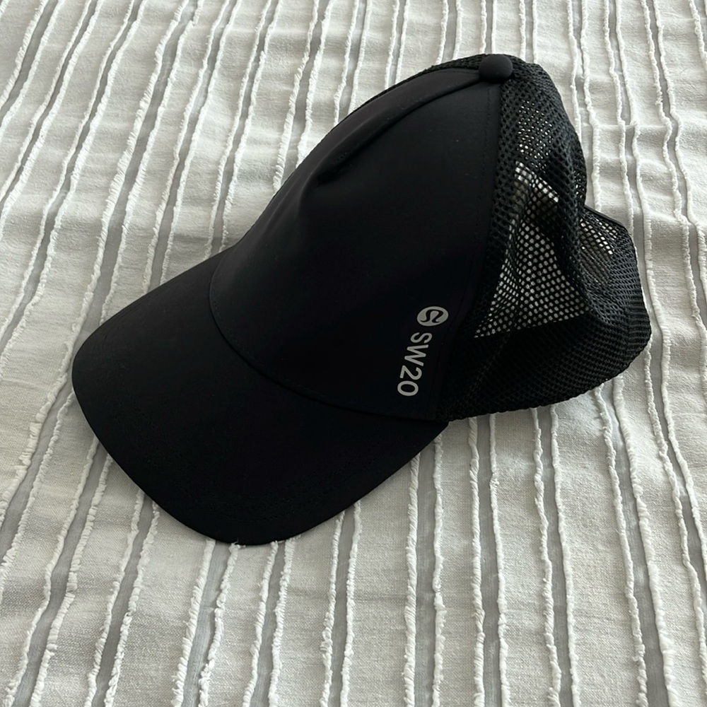 Men’s black lululemon SW20 hat